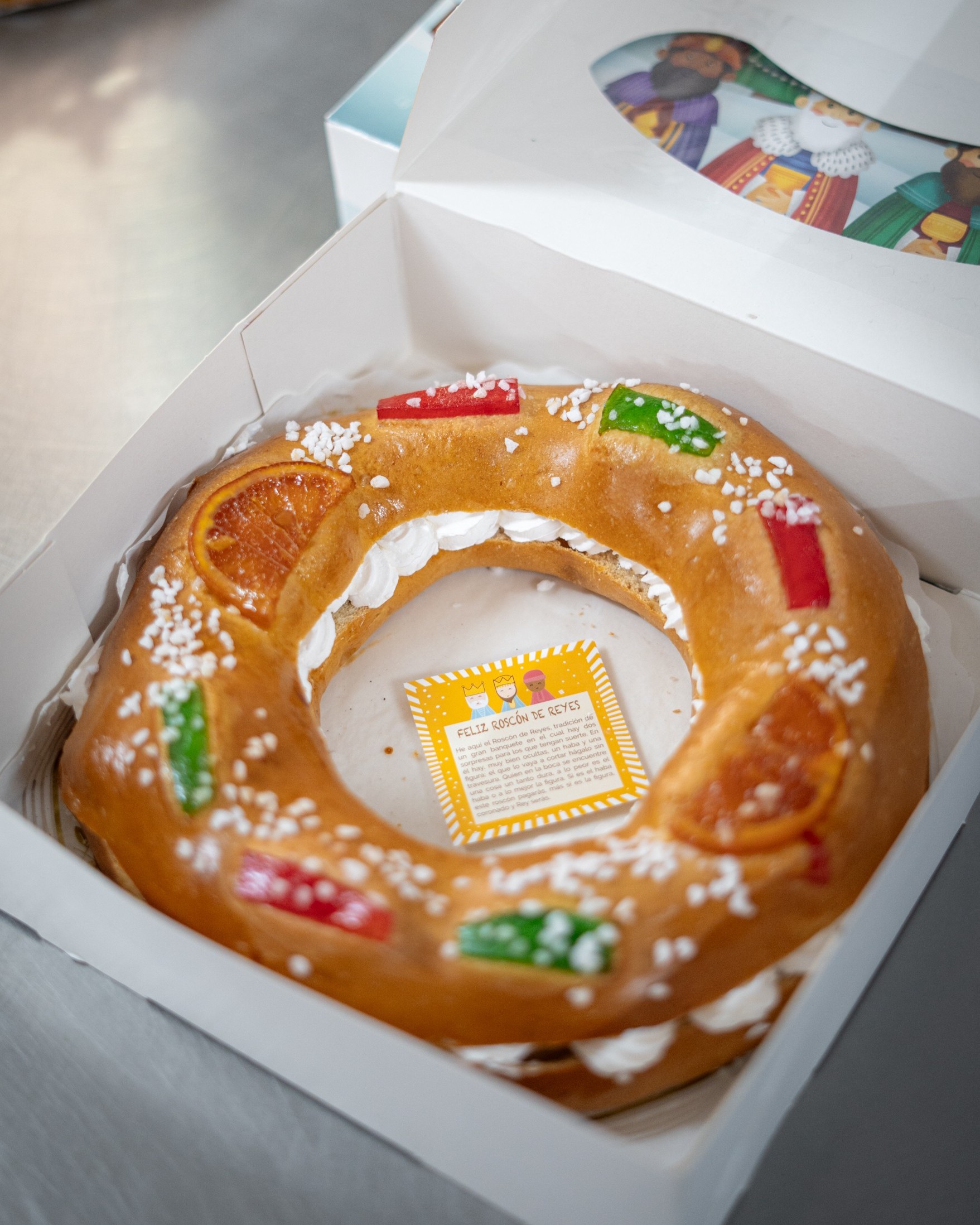 Roscón de Reyes Roscón de Reyes relleno elaborado con masa madre