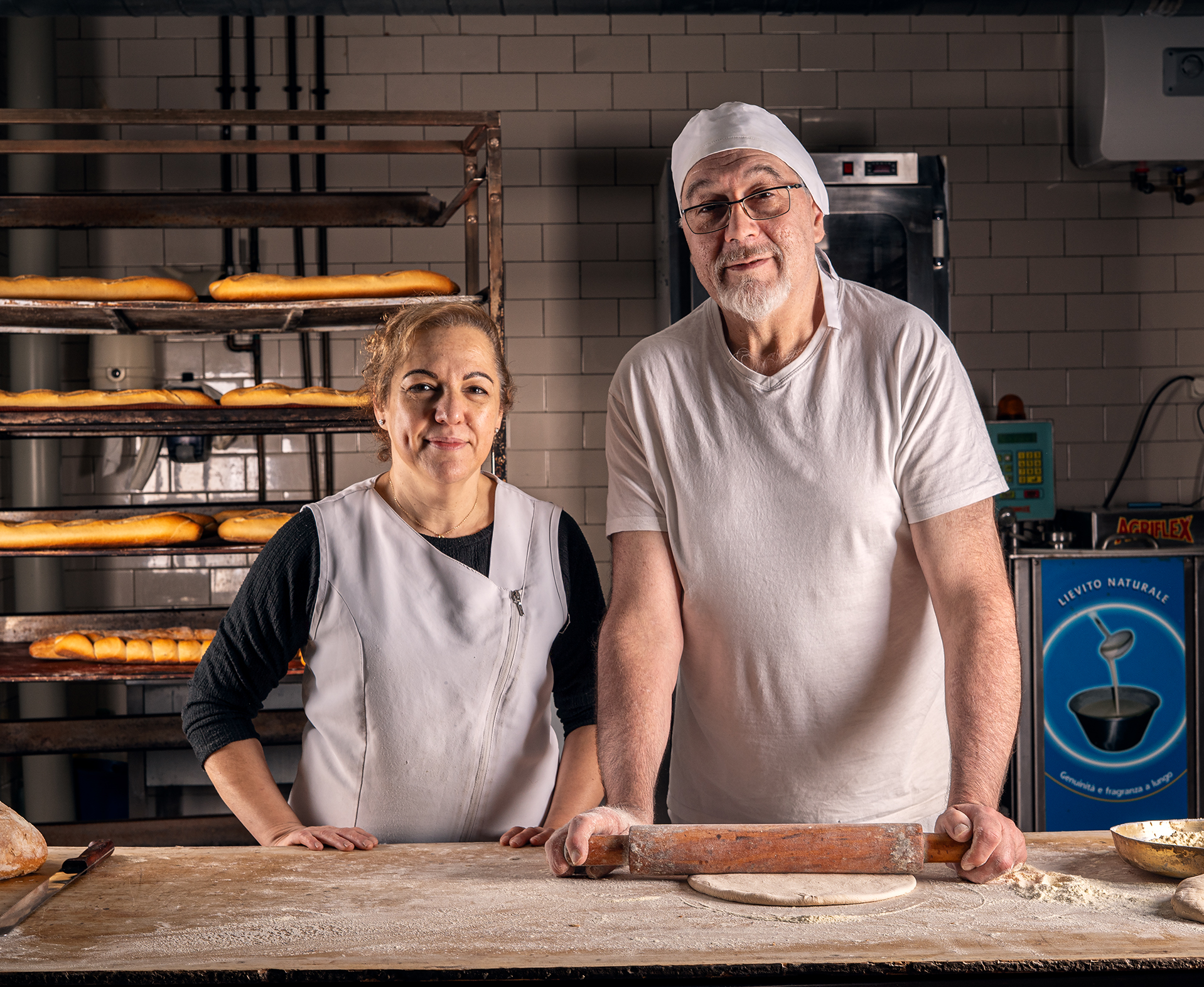 Panaderos elaborando pan artesanal en el obrador