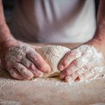 Amasado de pan de masa artesanalmente
