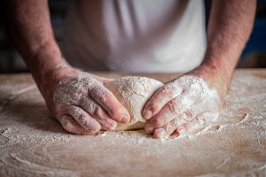Amasado de pan de masa madre artesanalmente