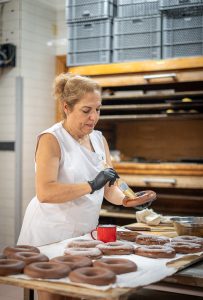 Proceso de decorado con azúcar de los rollos de mosto