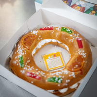Roscón de Reyes de masa madre típico de Navidad