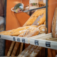 Selección de panes de masa madre en el mostrador del despacho
